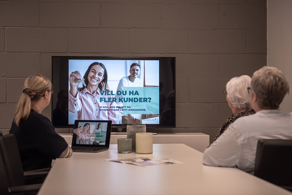 Anställda sitter i konferensrummet på kontoret hos DRS Reklam AB